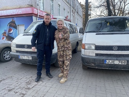 Віктор Шакирзян разом із сином придбали два мікроавтобуси для волонтерів на фронті
