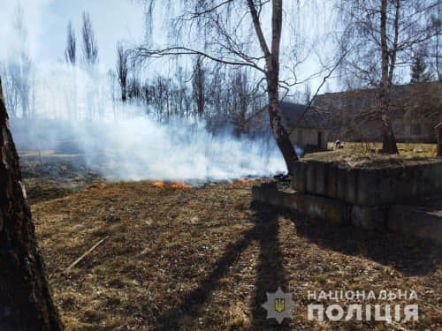 Поліцейські офіцери громад Рівненщини продовжують боротьбу із паліями сухої рослинності