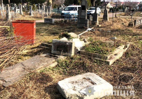 У Рівному зловмисники пошкодили 57 могил на кладовищі