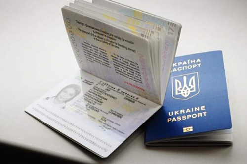 Рівненський ЦНАП продовжує видачу паспортів для виїзду за кордон