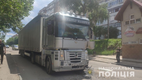 Автопригода за участю двох вантажівок у Дубно: водія доставили до лікарні