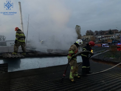 У Рівному рятувальники ліквідували пожежу у складському приміщенні