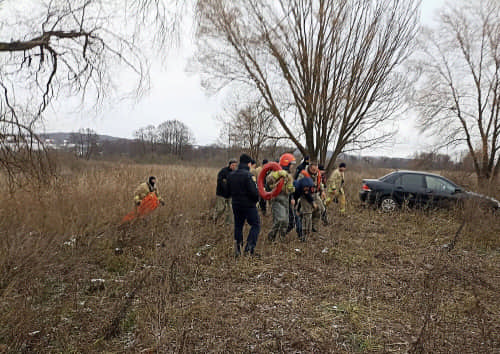 У Рівненському районі правоохоронці врятували чоловіка, який застряг у болоті