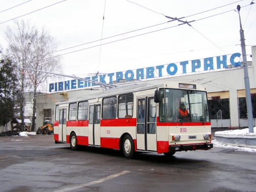 У Рівному випустили на маршрут відновлений пасажирський тролейбус