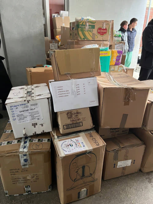 Рівненські волонтери передали гуманітарну допомогу для міського пологового будинку