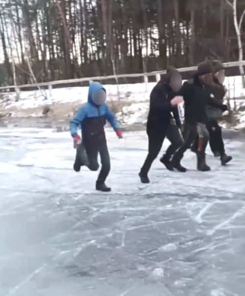 Діти ковзались на льоду: на Сарненщині поліцейські притягнули батьків до адмінвідповідальності
