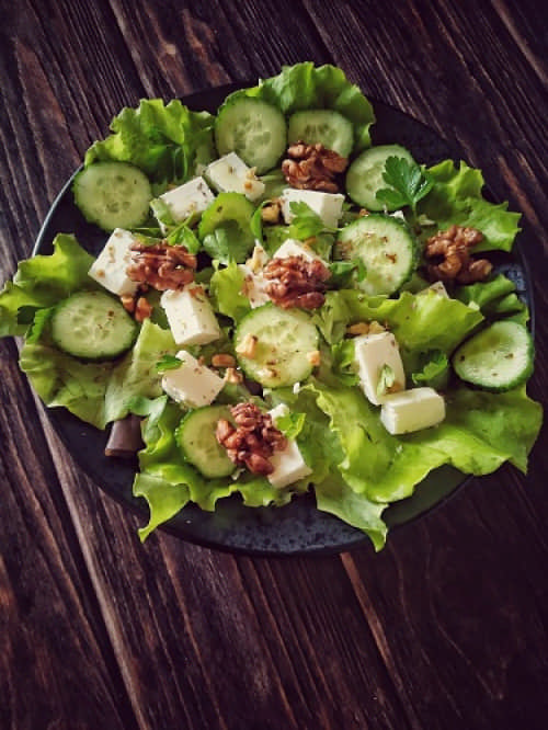 Зелений салат з фетою та горіхами