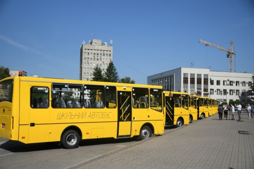 Для учнів Рівненщини закупили 10 нових шкільних автобусів