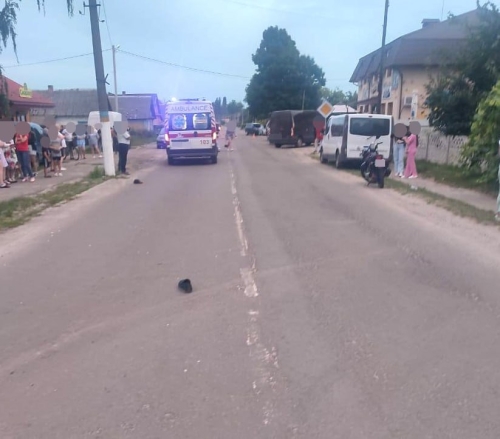 У Вараському районі неповнолітній мотоцикліст збив на смерть пішохода