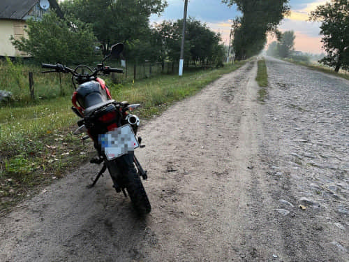 На Сарненщині сталося ДТП за участі трьох юнаків: мотоцикліста розшукують поліцейські