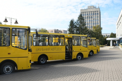 На Рівненщині придбали 11 нових шкільних автобусів