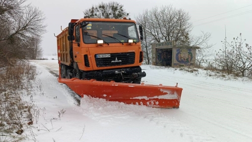 Дороги Рівненщини від снігу розчищають понад 100 одиниць техніки