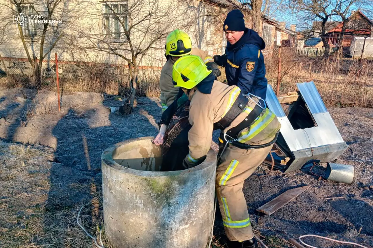 У Рівненському районі рятувальники надавали допомогу  по діставанню  тіла жінки з колодязя