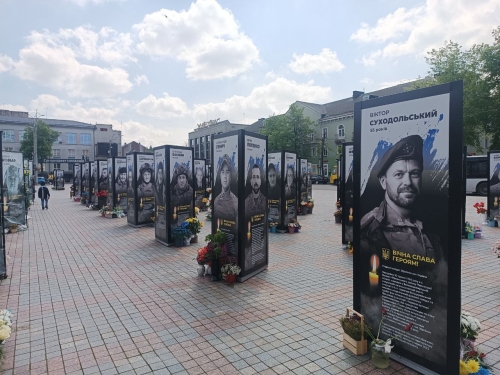 55 портретів встановили на Майдані Незалежності у Рівному