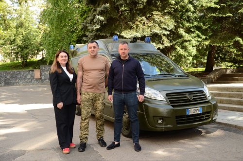 Рівненські благодійники передали черговий автомобіль Збройним Силам України