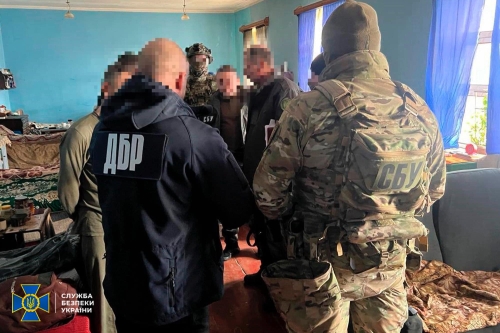 На Рівненщині СБУ викрила експрацівника виправної колонії та двох в’язнів за організацію наркобізнесу