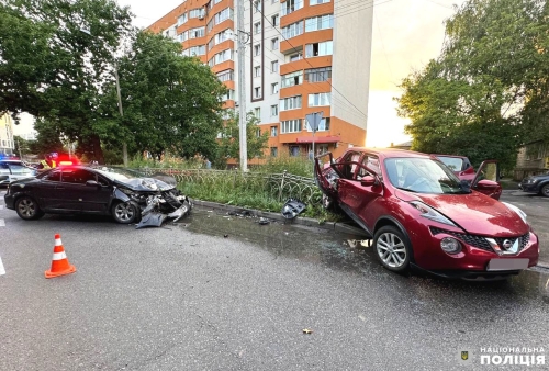 У Рівному внаслідок зіткнення кросовера та легковика травмувались двоє осіб