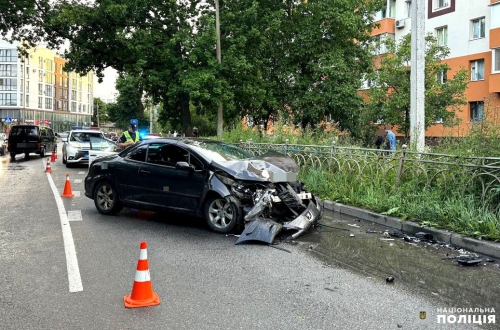 У Рівному внаслідок зіткнення кросовера та легковика травмувались двоє осіб