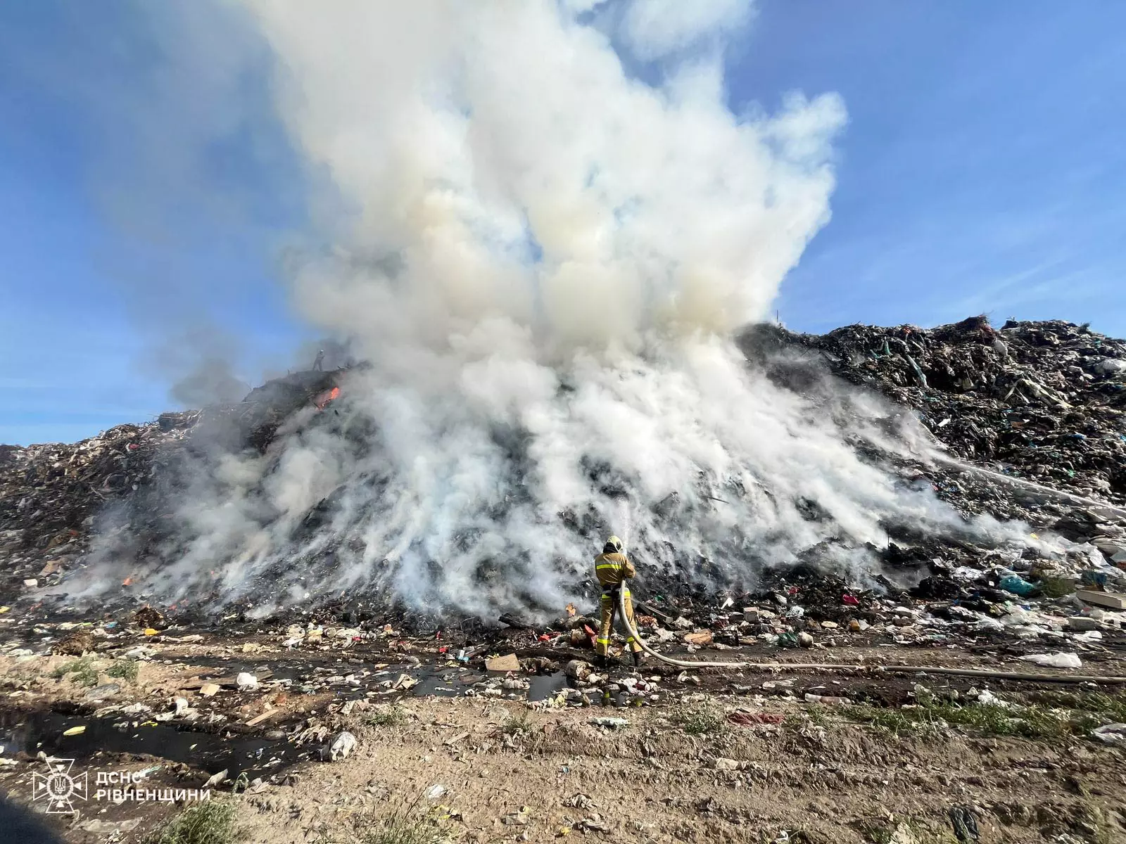 Рятувальники на даний час ліквідовують пожежу на сміттєзвалищі поблизу села Бармаки міста Рівного