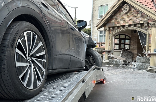 В’їхала у кіоск: поліцейські встановлюють обставини ДТП у Рівному