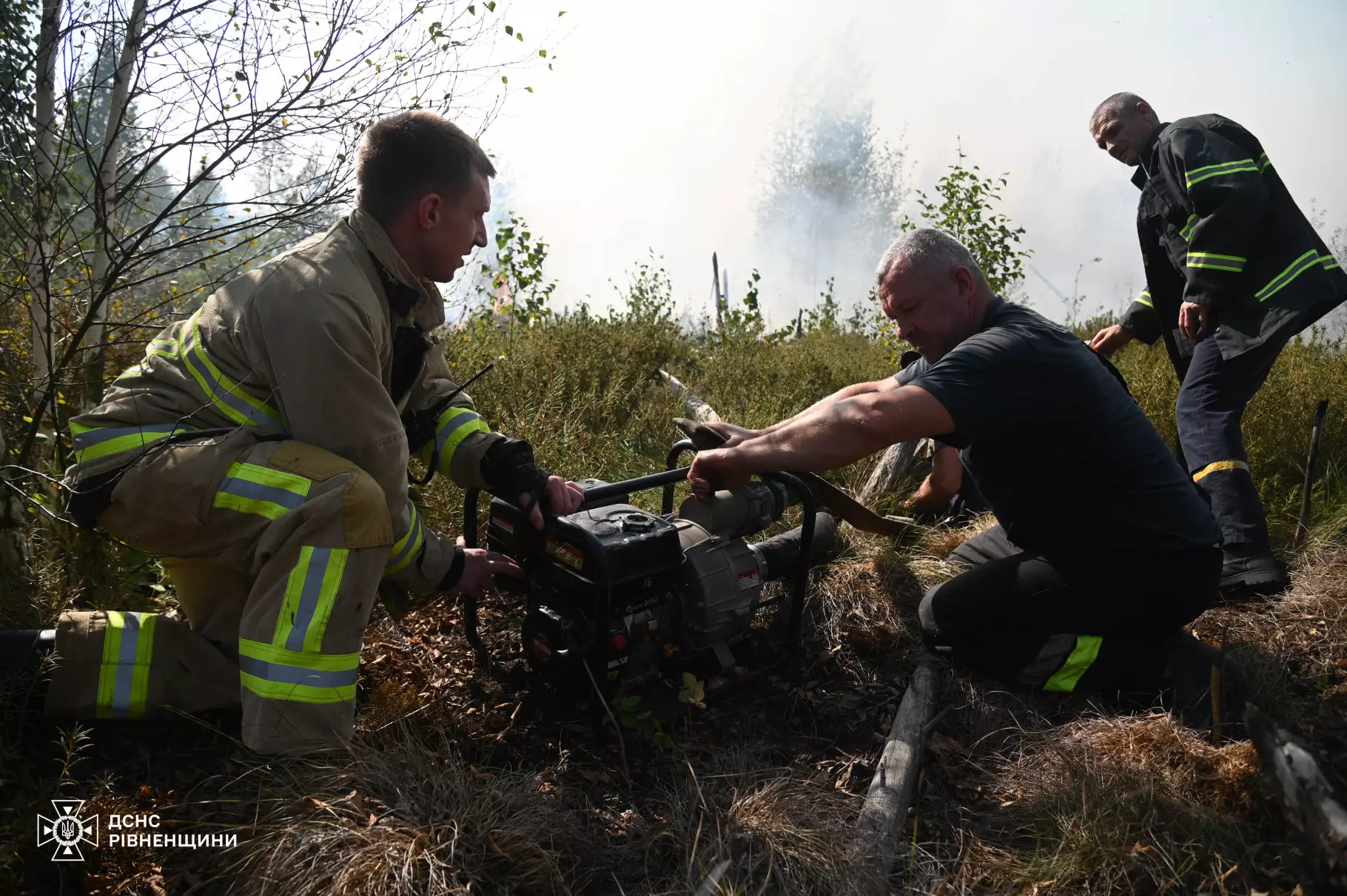 На Рівненщині рятувальники продовжують ліквідовувати пожежу сухої трави та чагарників