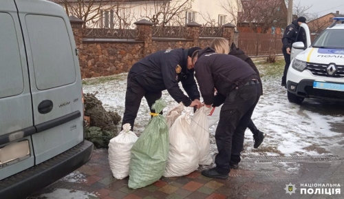 На Рівненщині поліцейські викрили варашівця на незаконному перевезенні майже 70 кілограмів бурштину