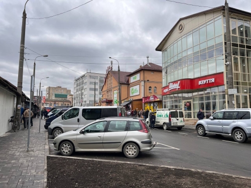 В Рівному облаштували першу муніципальну парковку