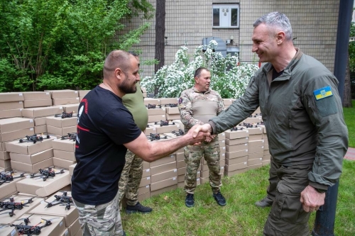 Віталій Кличко передав від громади Києва 72 бригаді 900 дронів, модифікованих під потреби підрозділу Віталій Кличко передав від громади Києва 72 бригаді 900 дронів, модифікованих під потреби підрозділу