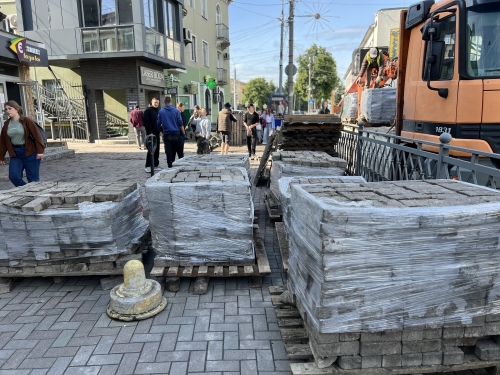 На вулиці Вʼячеслава Чорновола вкладають бруківку коштом благодійників