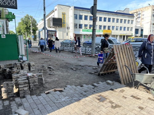 На вулиці Вʼячеслава Чорновола вкладають бруківку коштом благодійників