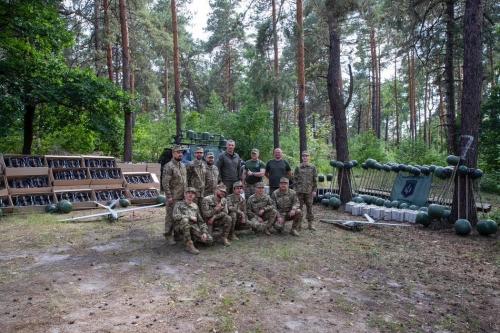 Віталій Кличко передав допомогу від столичної громади двом військовим підрозділам – понад 2300 дронів та системи РЕБ