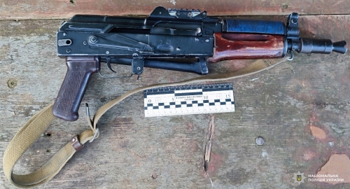 Незаконно зберігав зброю та боєприпаси: поліцейські викрили жителя Рівненського району