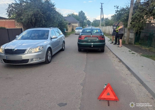 У Рівненському районі малолітній раптово вибіг на дорогу та потрапив під колеса авто У Рівненському районі малолітній раптово вибіг на дорогу та потрапив під колеса авто