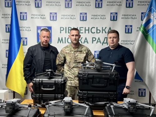 Передали чергову партію дронів та зарядні підстанції для наших військових