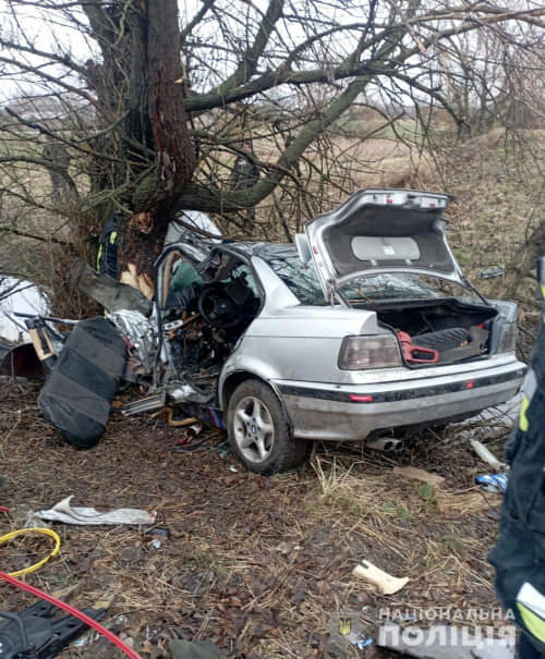 У Рівненському районі в ДТП загинув водій легковика, двоє пасажирів травмувалися