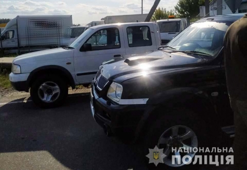 На Рівненщині правоохоронці затримали зловмисника, який продавав автомобілі, призначені для ЗСУ