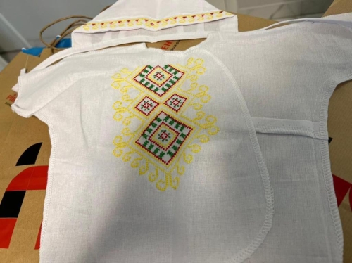 На Рівненщині новонародженим у державні свята подарували вишиванки
