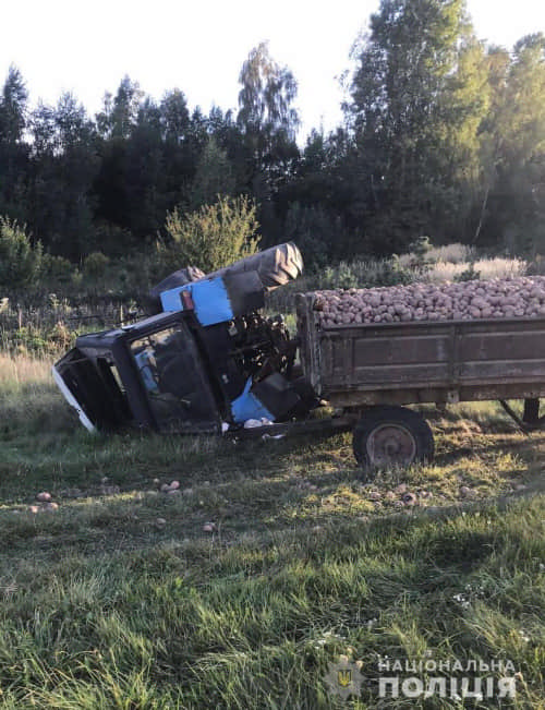 У Рівненському районі перекинувся трактор з картоплею: двоє постраждалих