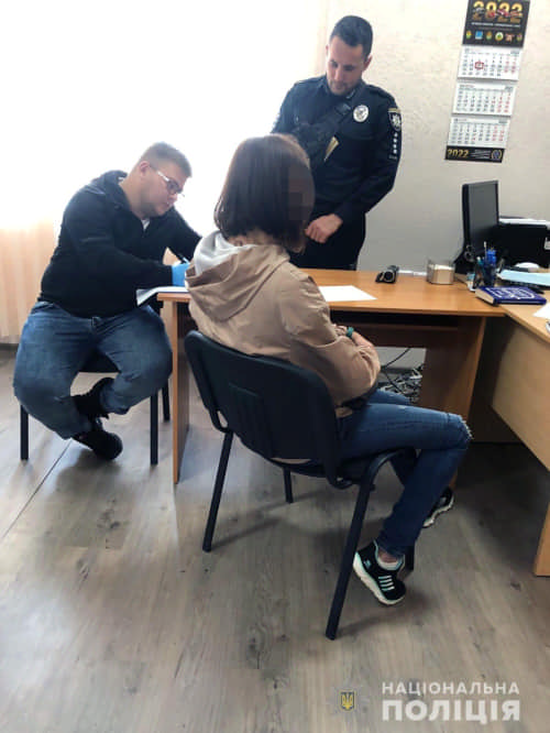«Закрити очі» на незаконну діяльність матері: жителька Рівненського району намагалася дати хабар поліцейському