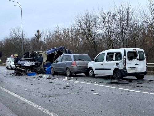 ДТП за участю п’ятьох авто у Рівненському районі: загинув водій буса