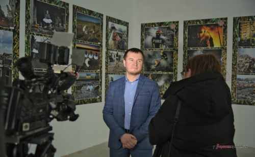 У Рівному презентували фотовиставку, присвячену річниці повномасштабної боротьби проти російських окупантів