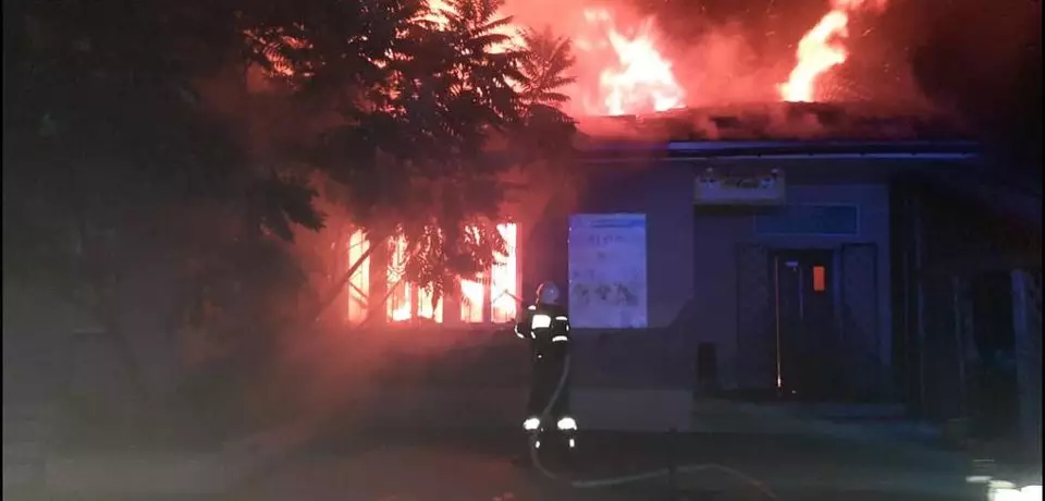 У Рівненському районі вогнеборці ліквідували пожежу в закладі торгівлі