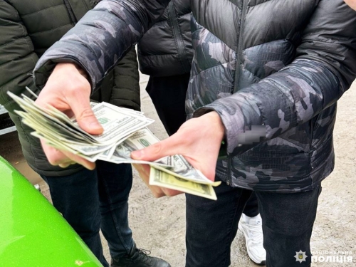 4000 доларів хабаря: на Рівненщині поліцейські затримали посадовця на «гарячому»