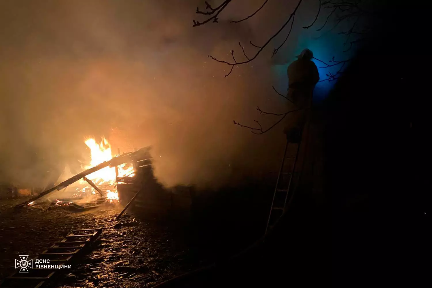 У Дубенському районі рятувальники ліквідували пожежу у приватному господарстві