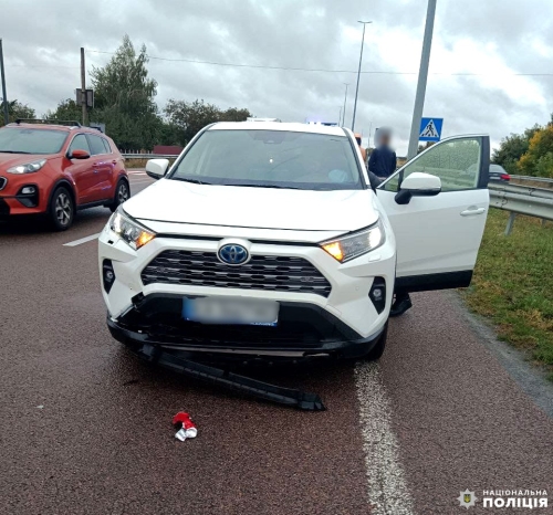 У Рівненському районі під колесами позашляховика тяжко травмувався пішохід