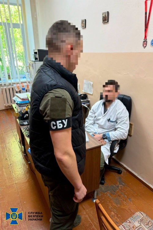 На Рівненщині СБУ та Нацполіція викрила ексвоєнкома та медпрацівників, які заробляли на схемах ухилення від мобілізації